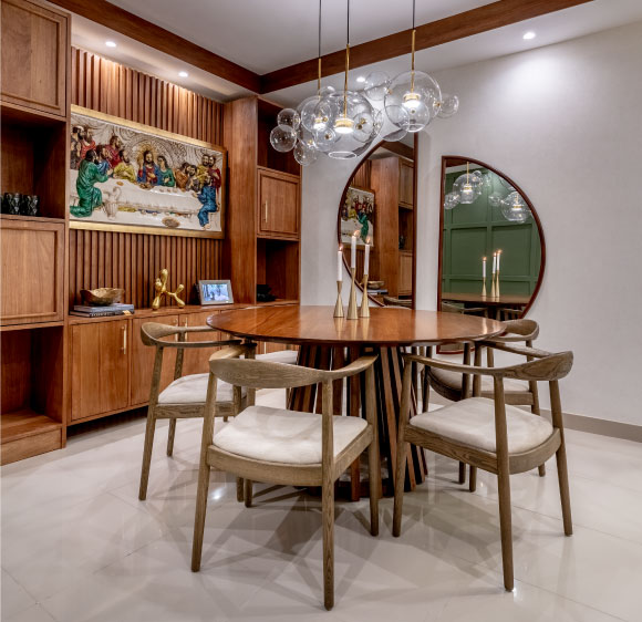 Decoración de comedor elegante con mesa de madera